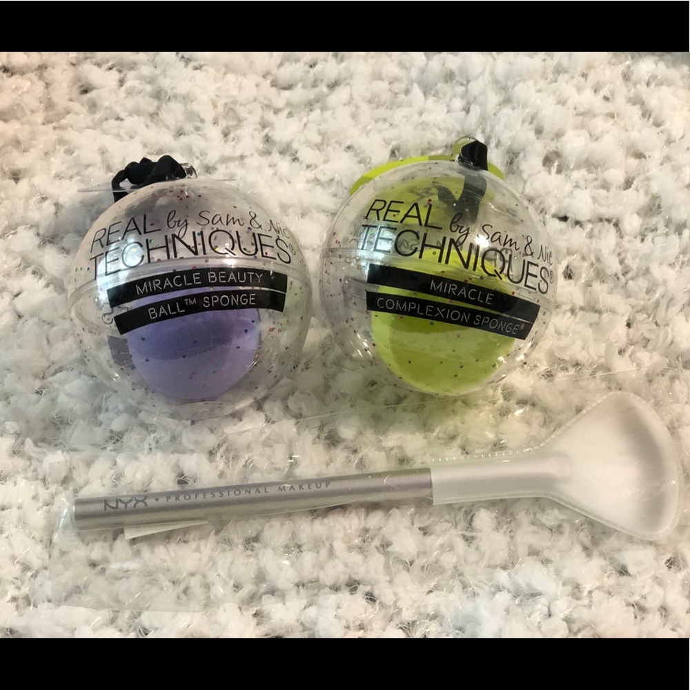 2 Beauty Blenders and Highlighter Brush!!